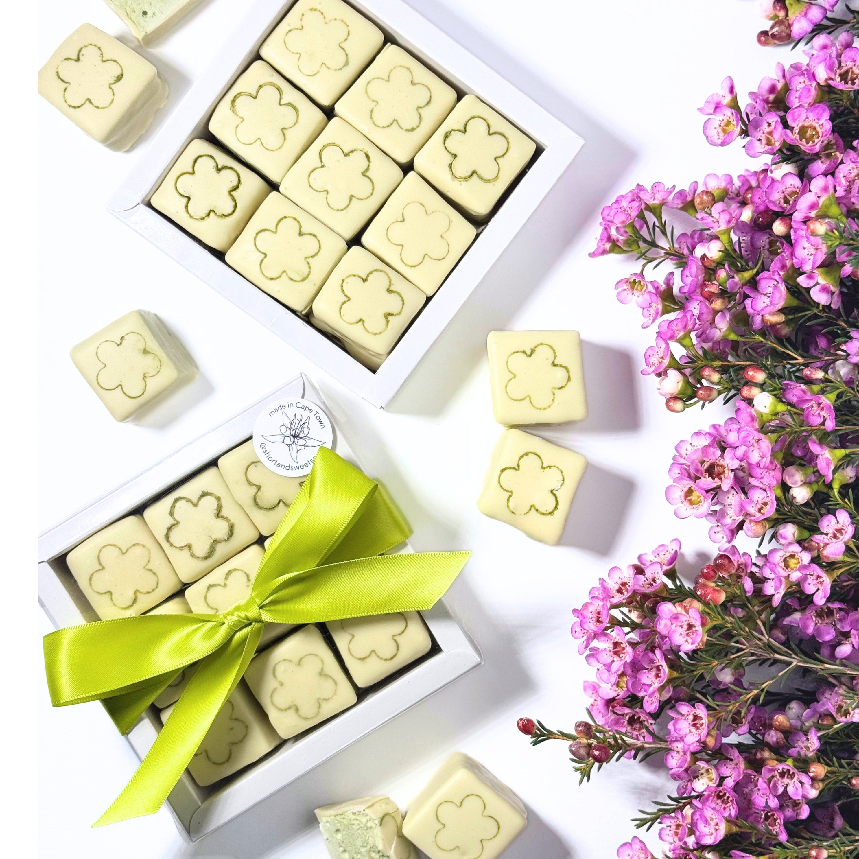 A delicate balance of earthy matcha & creamy sweetness.
Light and pillowy matcha and milk-flavoured marshmallows, enrobed in silky Belgian white chocolate.
9 × marshmallows per box