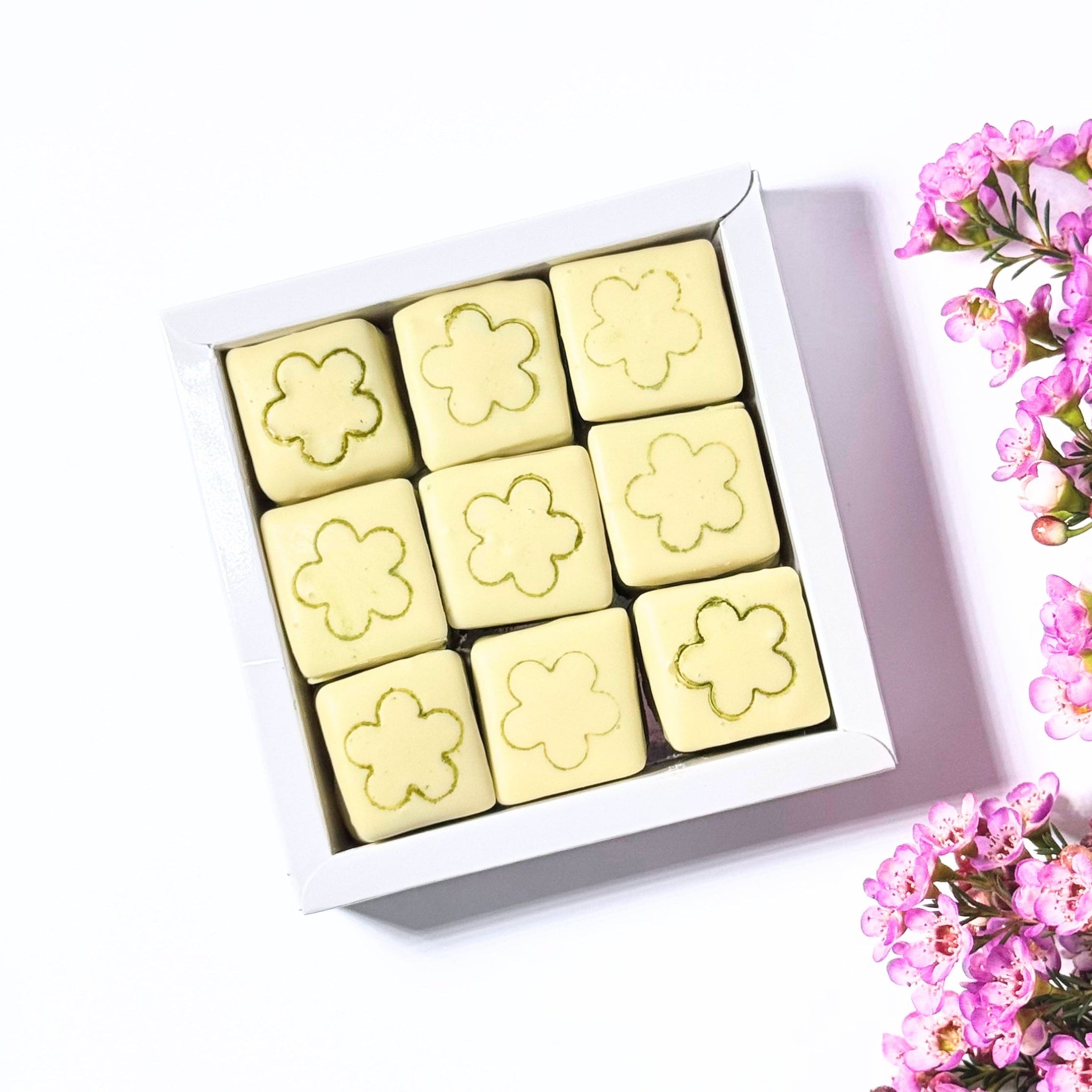 A delicate balance of earthy matcha & creamy sweetness.
Light and pillowy matcha and milk-flavoured marshmallows, enrobed in silky Belgian white chocolate.
9 × marshmallows per box