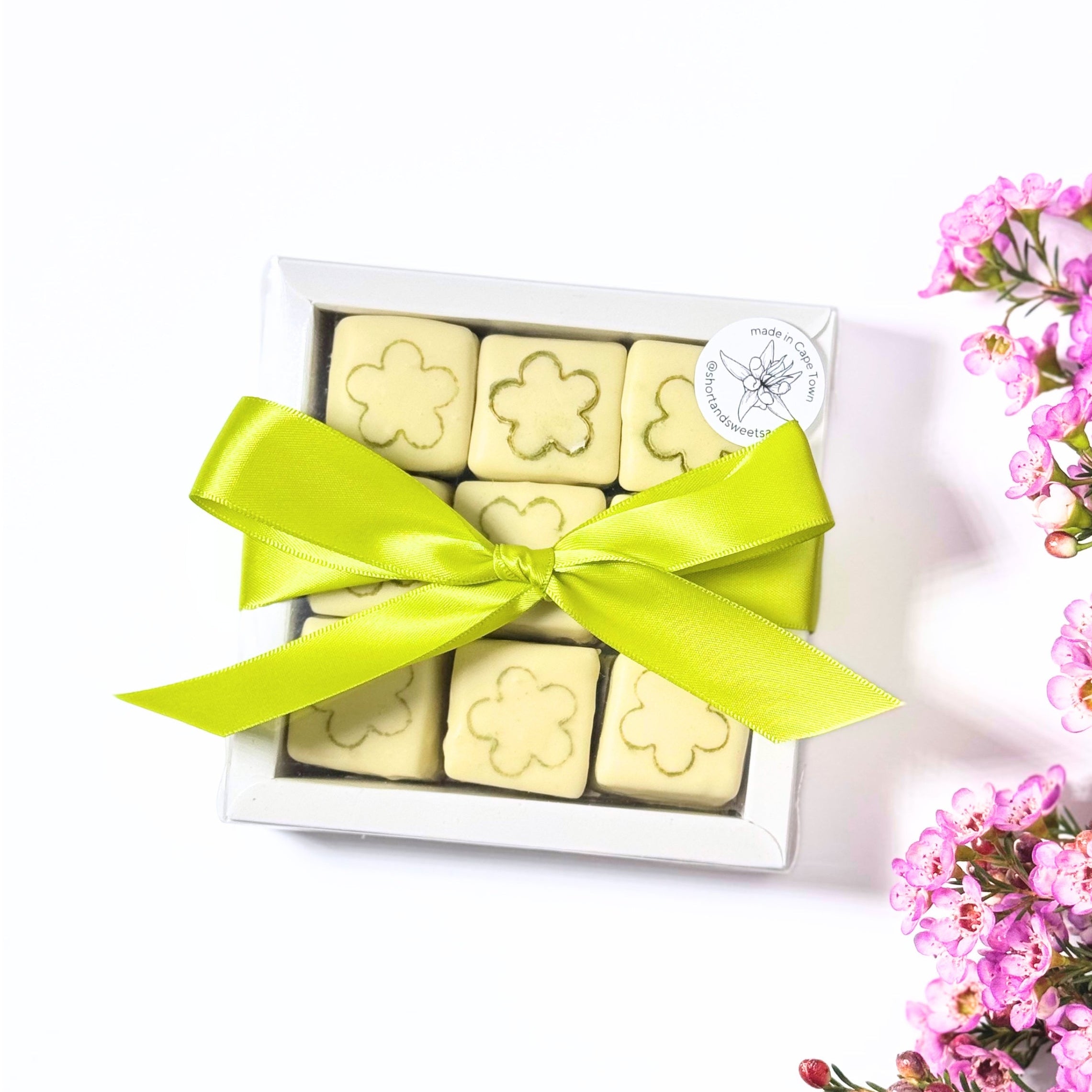 A delicate balance of earthy matcha & creamy sweetness.
Light and pillowy matcha and milk-flavoured marshmallows, enrobed in silky Belgian white chocolate.
9 × marshmallows per box