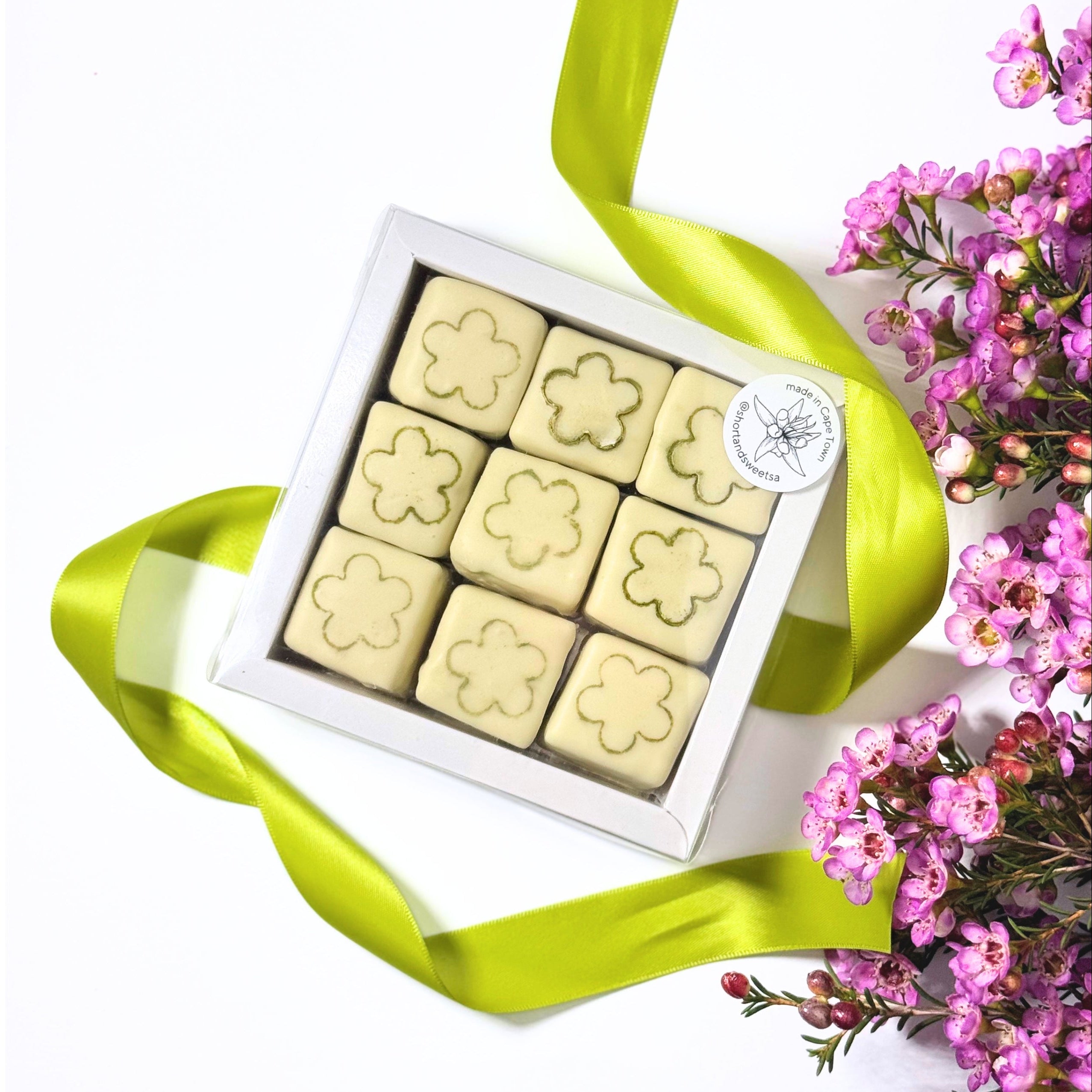 A delicate balance of earthy matcha & creamy sweetness.
Light and pillowy matcha and milk-flavoured marshmallows, enrobed in silky Belgian white chocolate.
9 × marshmallows per box