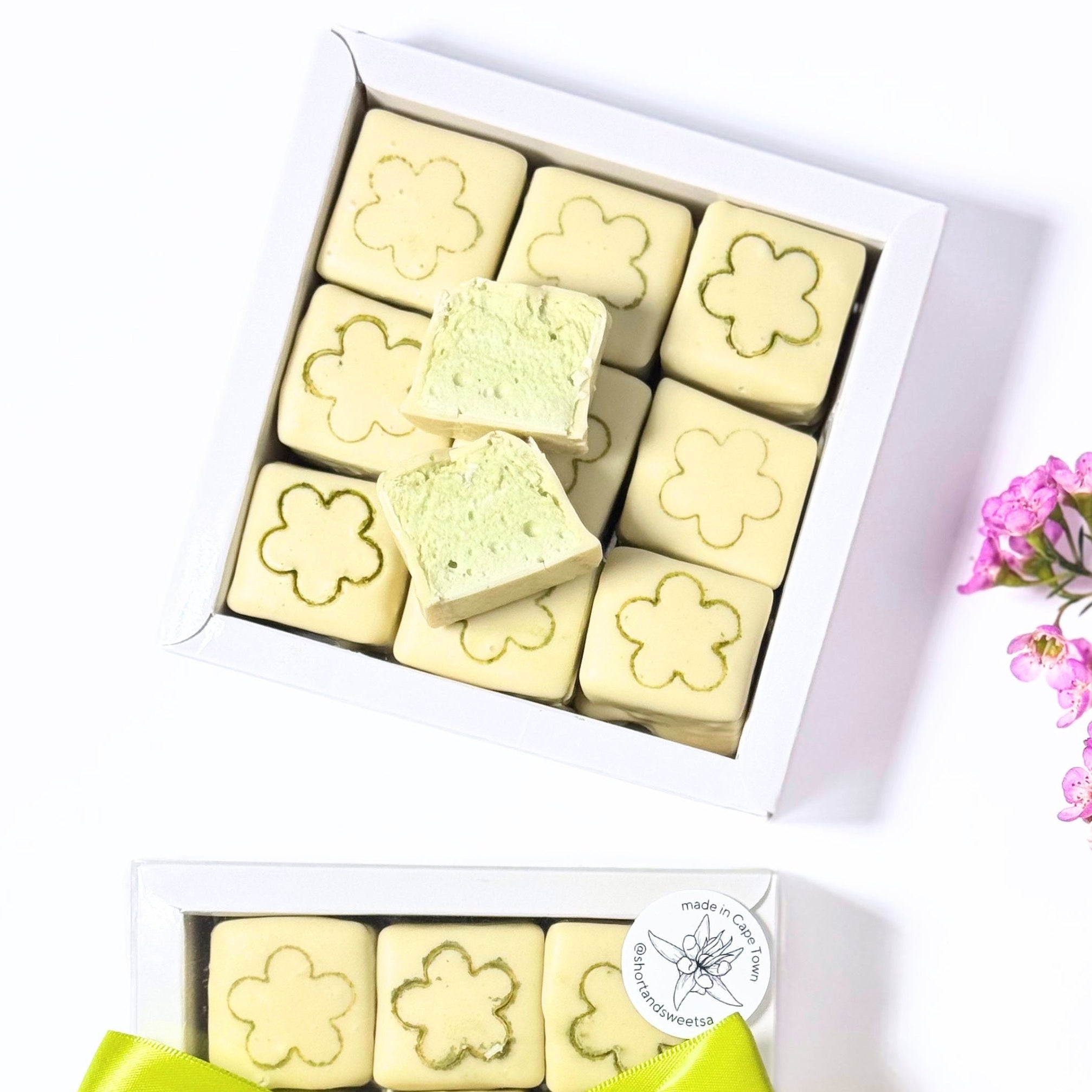 A delicate balance of earthy matcha & creamy sweetness.
Light and pillowy matcha and milk-flavoured marshmallows, enrobed in silky Belgian white chocolate.
9 × marshmallows per box
